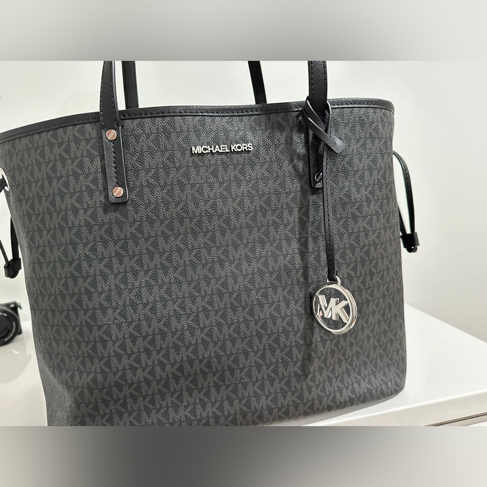 Women Michael Kors large black tote drawstring
Handbag 
Black/sliver brand new